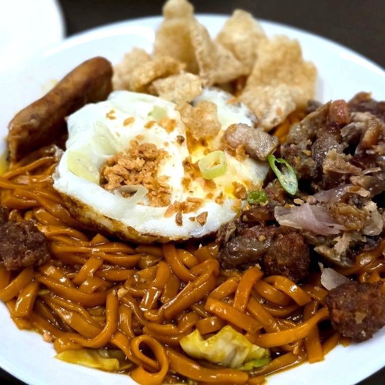 Chami Tamis-Anghang — sweet-spicy wok-fried noodles topped with egg